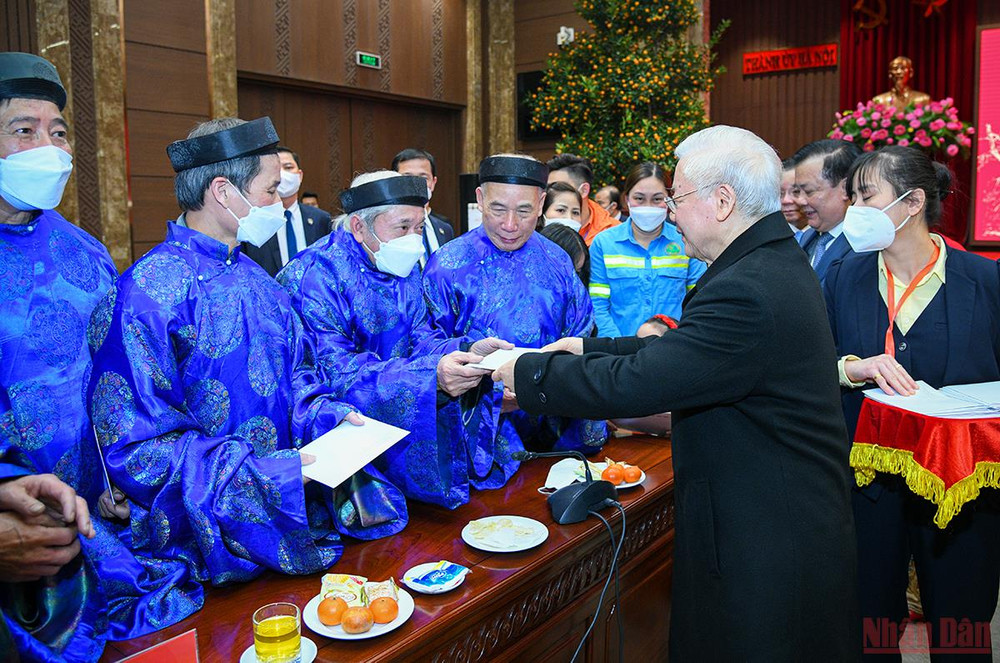 Tổng Bí thư Nguyễn Phú Trọng mừng tuổi, chúc Tết các cụ cao tuổi. (Ảnh: Thành Đạt) Tổng Bí thư Nguyễn Phú Trọng thăm, chúc Tết Đảng bộ, Chính quyền và nhân dân Thủ đô -0