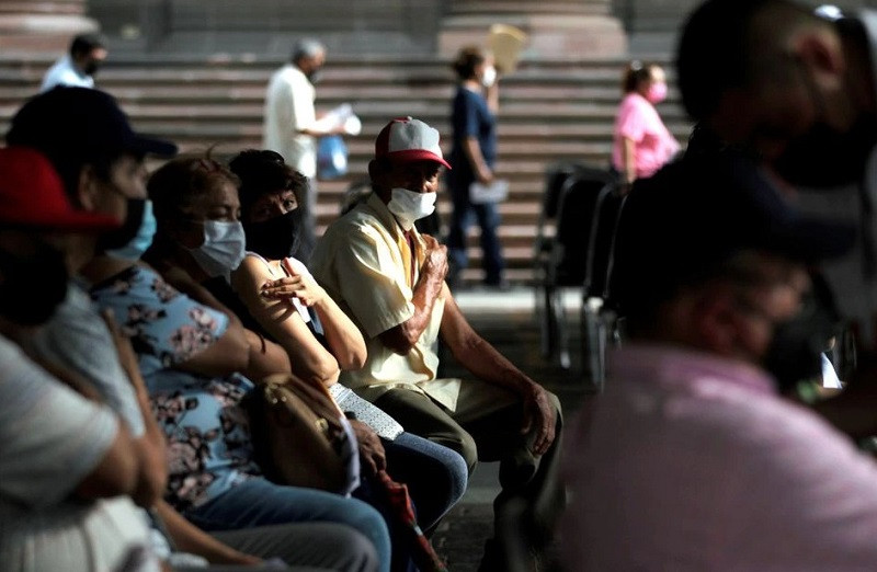 Người dân Mexico tiêm vaccine AstraZeneca ở Monterrey, Mexico, ngày 5/8/2021. (Ảnh: Reuters) Thế giới ghi nhận hơn 5 triệu ca tử vong vì Covid-19 -0