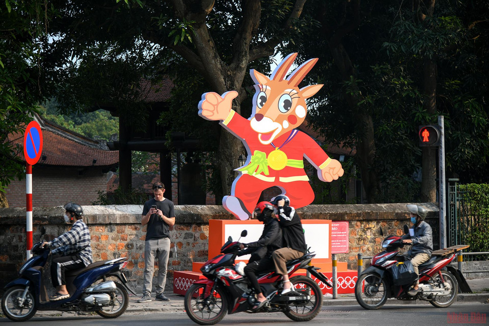 Hình ảnh Sao la - linh vật chính thức của SEA Games 31 được đặt tại khu vực Văn Miếu-Quốc Tử Giám. (Ảnh: THÀNH ĐẠT) Đường phố Hà Nội trang hoàng chào đón SEA Games 31 -0