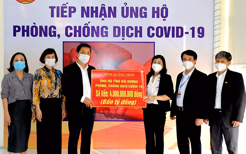 Lãnh đạo tỉnh Quảng Ninh trao biểu trưng ủng hộ Hải Dương bốn tỷ đồng.