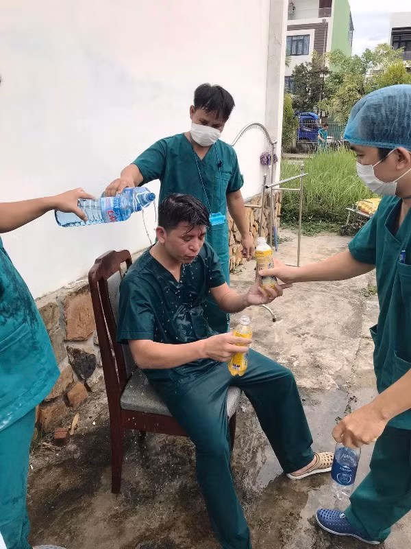 Những chiến sĩ áo trắng lặng thầm -0