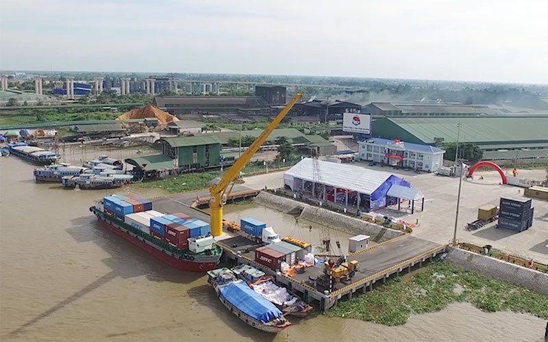 Bốc dỡ hàng hóa tại Cảng tân cảng Thốt Nốt, thành phố Cần Thơ. Tạo đà phát triển ngành dịch vụ logistics -0