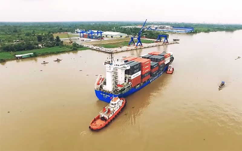 Tàu chở hàng tại Cảng tân cảng Cái Cui, thành phố Cần Thơ. 