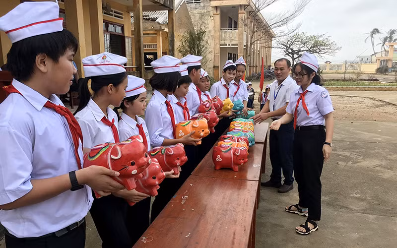 Hoạt động “Nuôi heo đất gửi yêu thương” giúp các bạn khó khăn của thầy và trò Trường THCS An Hải (huyện Lý Sơn, tỉnh Quảng Ngãi).