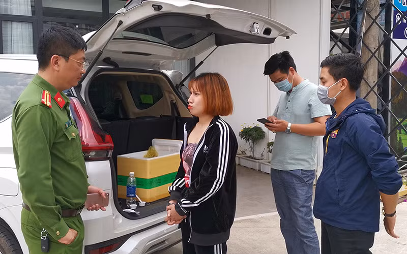 Nguyễn Thị Thái Dung (trú phường 8, TP Đà Lạt, Lâm Đồng) bị lực lượng chức năng bắt vì có hành vi xay cần sa rồi pha vào trà sữa bán kiếm lời. Ảnh: NGỌC HÀ