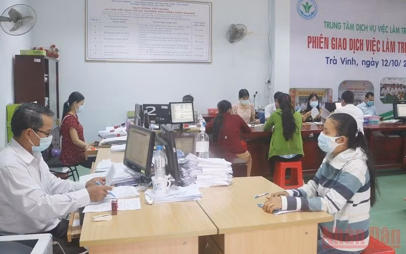 Người lao động bị ảnh hưởng bởi dịch Covid-19 đến Trung tâm Dịch vụ việc làm tỉnh Trà Vinh đăng ký hưởng trợ cấp thất nghiệp.