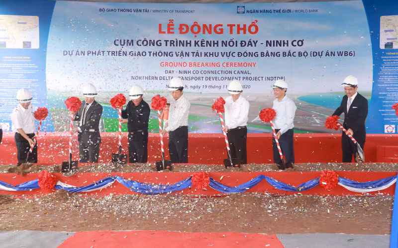Lãnh đạo Bộ Giao thông vận tải, lãnh đạo tỉnh Nam Định và đại diện Ngân hàng Thế giới tại Việt Nam thực hiện nghi thức động thổ xây dựng cụm công trình kênh nối sông Đáy - sông Ninh Cơ.