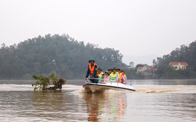Đoàn công tác Bộ Xây dựng đi kiểm tra điểm ngập úng xã Châu Nhân, huyện Hưng Nguyên, Nghệ An.