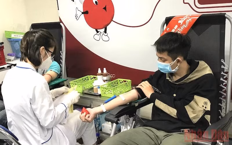 Đoàn viên, thanh niên tham gia hiến máu tình nguyện tại lễ khai mạc.