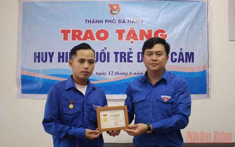 Trao Huy hiệu “Tuổi trẻ dũng cảm” cho anh Phan Thanh Phú.