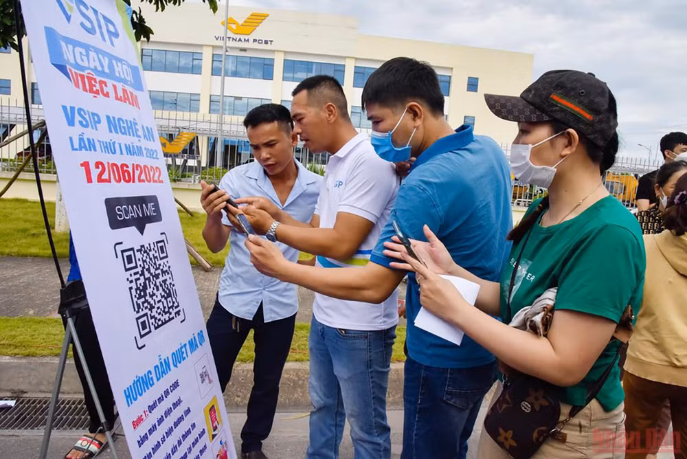 Người lao động có thể quét mã QR để cập nhật thông tin tuyển dụng. (Ảnh: Thanh Lê)