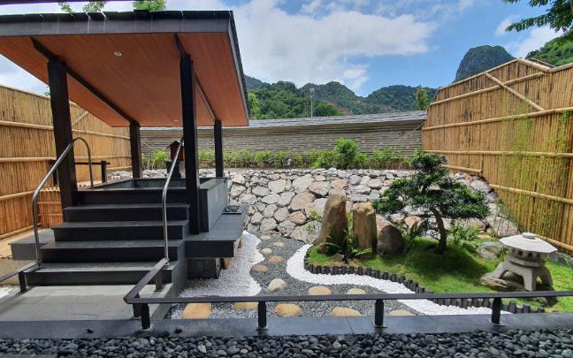 Vườn Nhật và bể tắm khoáng bên trong căn washitsu riêng tư tại Yoko Onsen Quang Hanh Trải nghiệm không gian Nhật Bản tại Yoko Onsen Quang Hanh resort -0