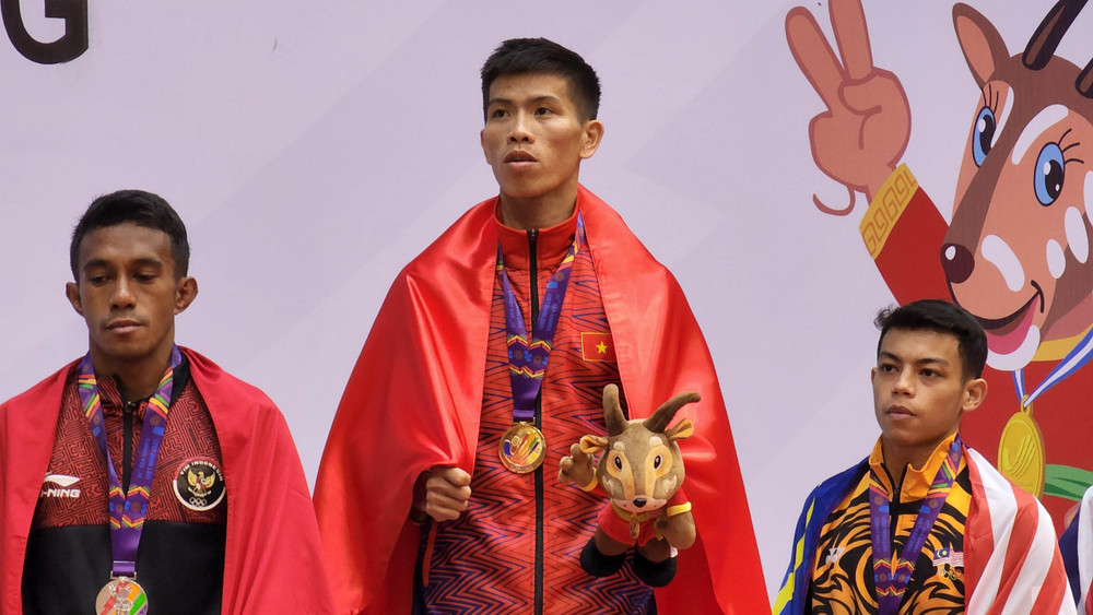 Huỳnh Văn Tuấn trên bục vinh quang. (Ảnh: Nam Trung) Cập nhật SEA Games ngày 13/5: Việt Nam dẫn đầu bảng tổng sắp huy chương -0