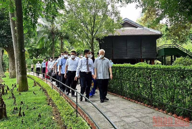 Tổng Bí thư Nguyễn Phú Trọng dâng hương tưởng niệm Chủ tịch Hồ Chí Minh -0