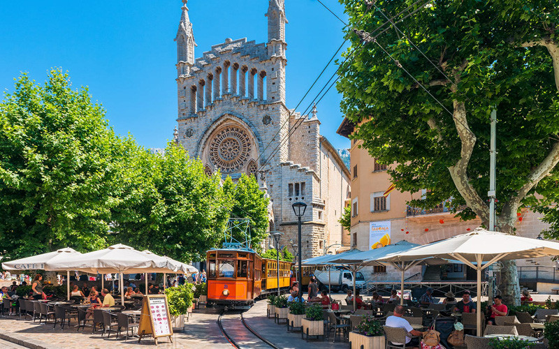 Majorca cấm du khách mặc áo bóng đá vào nhà hàng (Ảnh: roadaffair.com) Muôn kiểu đối phó với du lịch quá tải tại châu Âu -0