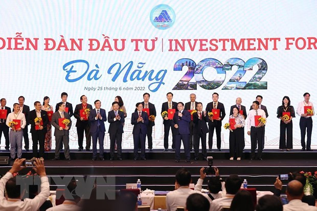 Thủ tướng Phạm Minh Chính chứng kiến lãnh đạo thành phố Đà Nẵng trao chứng nhận đầu tư, chứng nhận nghiên cứu khảo sát cho các doanh nghiệp. (Ảnh: TTXVN) Khai mạc Diễn đàn đầu tư Đà Nẵng 2022: Cú huých mới cho Đà Nẵng cất cánh -0