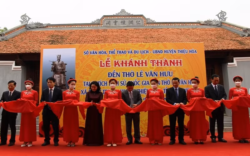 Các đại biểu cắt băng khánh thành trùng tu, tôn tạo Đền thờ Lê Văn Hưu.