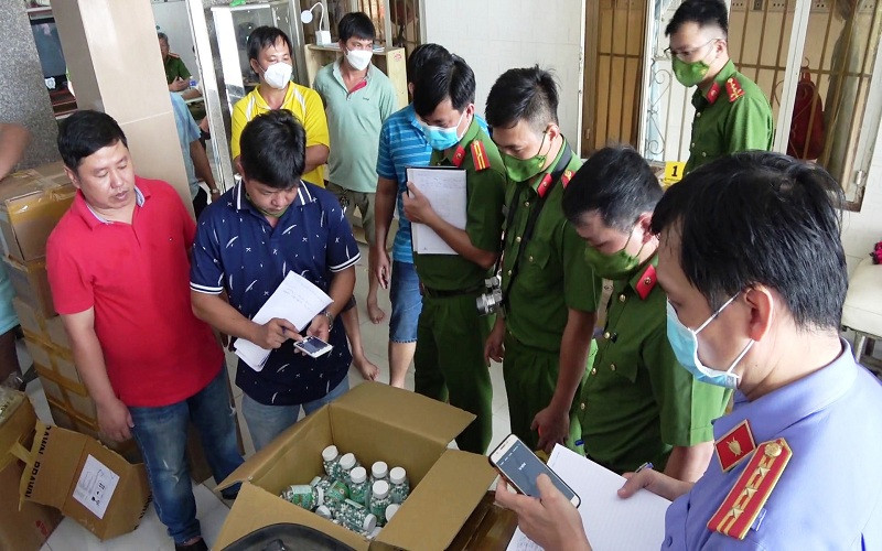 Lực lượng chức năng kiểm tra số thuốc mà đối tượng Đào Tấn Tài sản xuất giả.