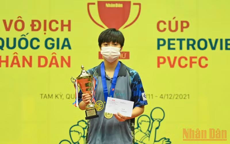 Đương kim vô địch đơn nữ Giải bóng bàn quốc gia Báo Nhân Dân lần thứ 39 Trần Mai Ngọc nâng cao cúp vô địch.