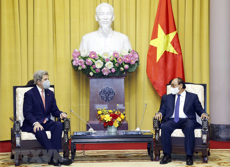 Chủ tịch nước Nguyễn Xuân Phúc tiếp Đặc phái viên của Tổng thống Hoa Kỳ John Kerry. (Ảnh: TTXVN) Chủ tịch nước Nguyễn Xuân Phúc tiếp Đặc phái viên Tổng thống Hoa Kỳ về Biến đổi khí hậu -0