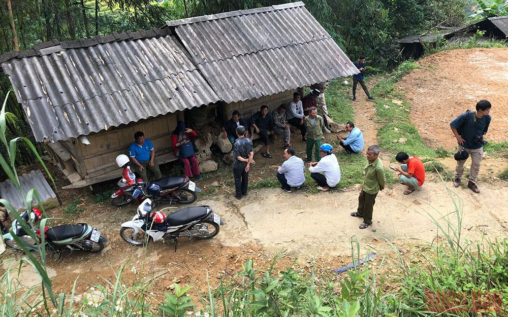Các thành viên đội xe ôm đưa du khách đến bản của người La Chí ở Nậm Khánh. Đội xe ôm du lịch “đặc biệt” -0
