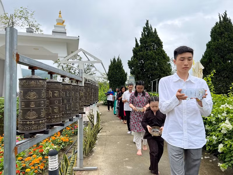 Sâu lắng nghi lễ tắm Phật mừng Đại lễ Phật đản -0