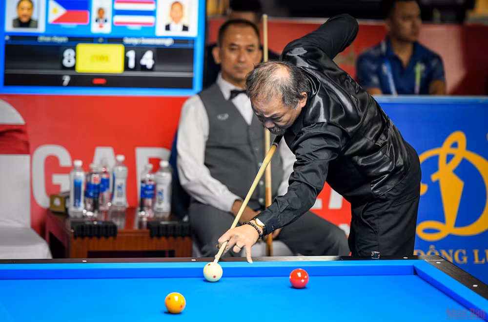 Trong giai đoạn đầu, phù thủy Reyes gặp rất nhiều khó khăn. Bảng tỷ số luôn nghiêng về phía tay cơ người Thái Lan.