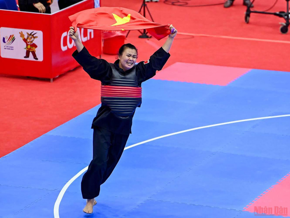 Niềm vui của võ sĩ Quách Thị Thu Nghĩa sau khi giành Huy chương Vàng. (Ảnh: DUY LINH) Cập nhật SEA Games 31 ngày 16/5: Bắn súng Việt Nam có Huy chương đầu tiên -0