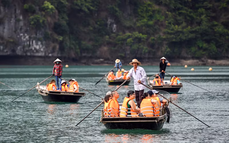 Tour du lịch thăm Vịnh Lan Hạ (Hải Phòng) được nhiều du khách chọn lựa trước đợt bùng phát dịch Covid-19 mới. Ảnh: KIỀU DƯƠNG 
