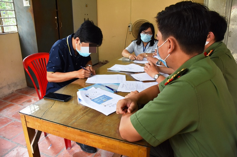 Đối tượng Huỳnh Miên Trường bị xử phạt 5 triệu đồng vì đăng tin sai sự thật trên mạng xã hội. a1.jpg -0