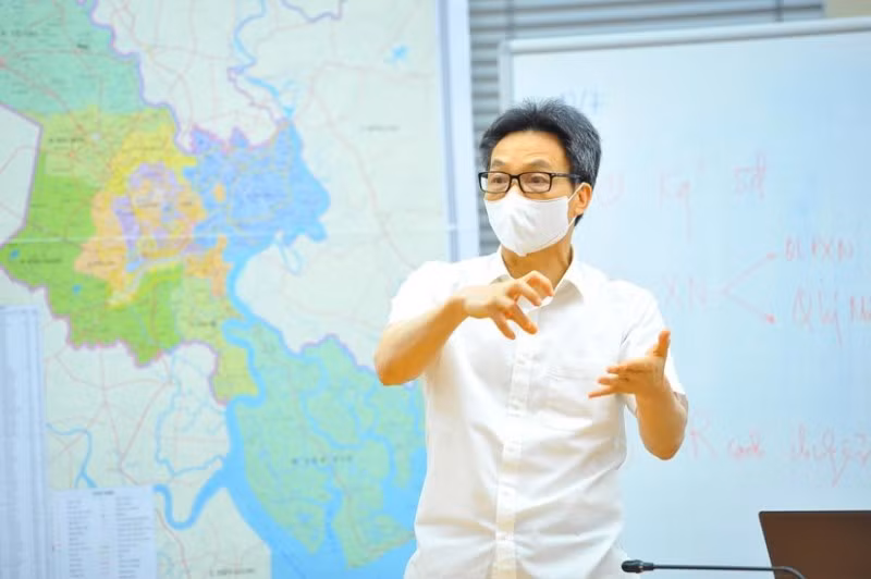 Phó Thủ tướng Vũ Đức Đam, Trưởng Ban Chỉ đạo quốc gia phòng, chống dịch Covid-19 phát biểu chỉ đạo. (Ảnh: TTXVN)