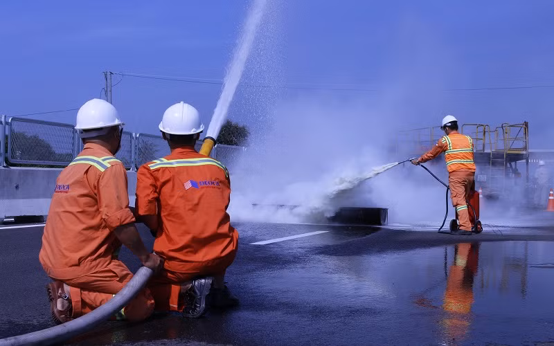 Lực lượng phòng cháy chữa cháy và cứu nạn cứu hộ xử lý sự cố tại hiện trường buổi diễn tập.