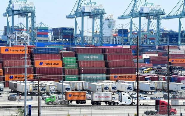 Bốc dỡ container hàng hóa tại cảng Long Beach, California, Mỹ. (Ảnh: TTXVN)