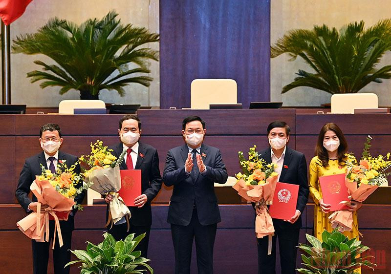Chủ tịch Quốc hội Vương Đình Huệ trao Nghị quyết cho đoàn Chủ tịch Tổ chức Nghị sĩ hữu nghị Việt Nam. (Ảnh: DUY LINH) Vai trò là cầu nối tích cực giữa Quốc hội Việt Nam và nghị viện các nước -0