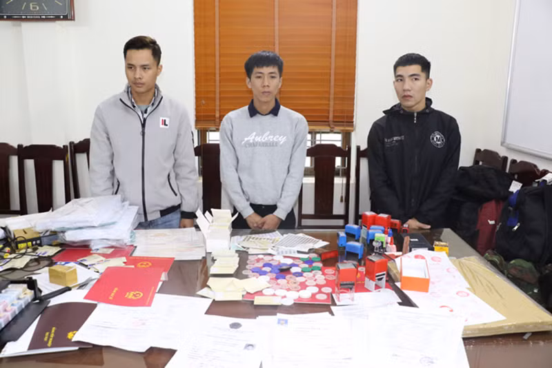 Tiến công đường dây làm giả con dấu tài liệu của cơ quan tổ chức -0