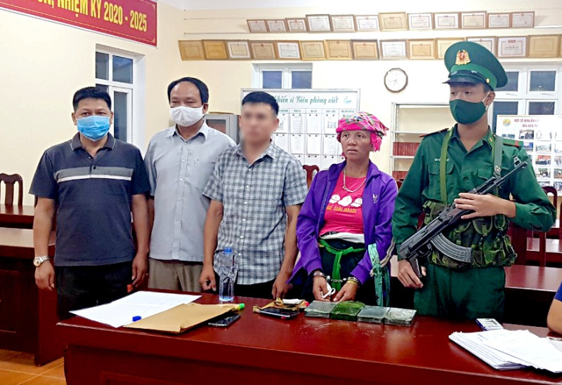 Đối tượng Lò Thị Ươi (thứ hai từ phải sang) cùng tang vật khi bị bắt giữ.