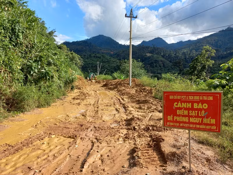Người dân xã Trà Leng (Quảng Nam) đi lại bình thường sau gần 4 ngày cô lập -0