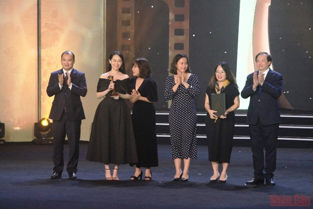 Bốn giải Vàng, sáu giải Bạc dành cho bốn thể loại phim -0