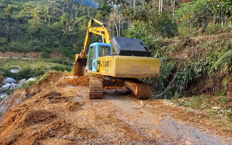 Huy động phương tiện khắc phục các điểm sạt lở.