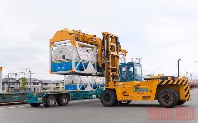 Vận chuyển LNG tại một kho bãi của Công ty TNHH Thăm dò Dầu khí Nhật Bản.