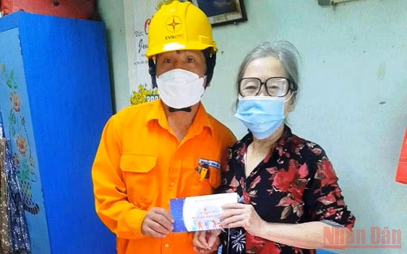 Tặng phiếu quà tặng miễn phí dịch vụ điện” cho bà Hà Thị Kim Tâm.