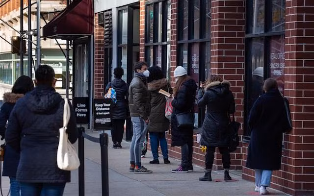 Người dân xếp hàng chờ lấy mẫu xét nghiệm Covid-19 tại New York, Mỹ ngày 3-12-2020. (Ảnh: THX/TTXVN)