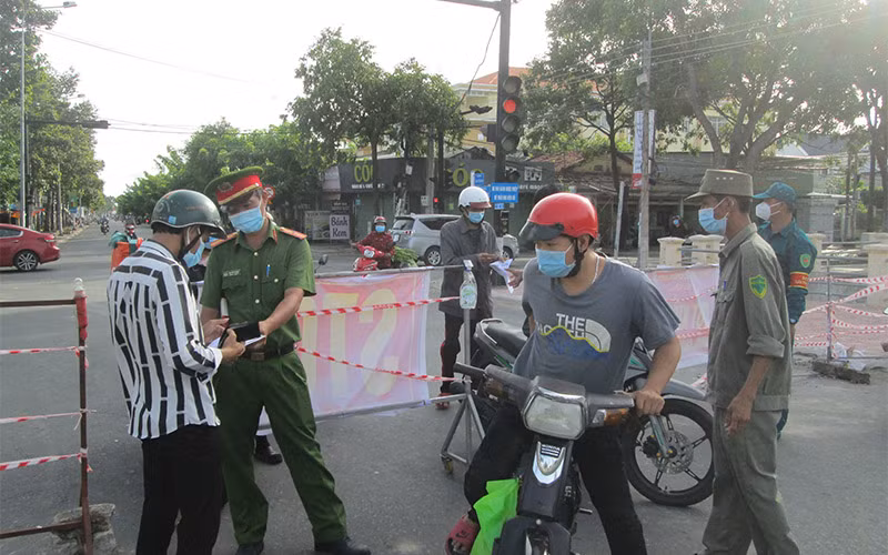 Lực lượng chức năng phường 3, TP Tân An (Long An) tăng cường kiểm soát người dân ra đường khi không có lý do chính đáng.