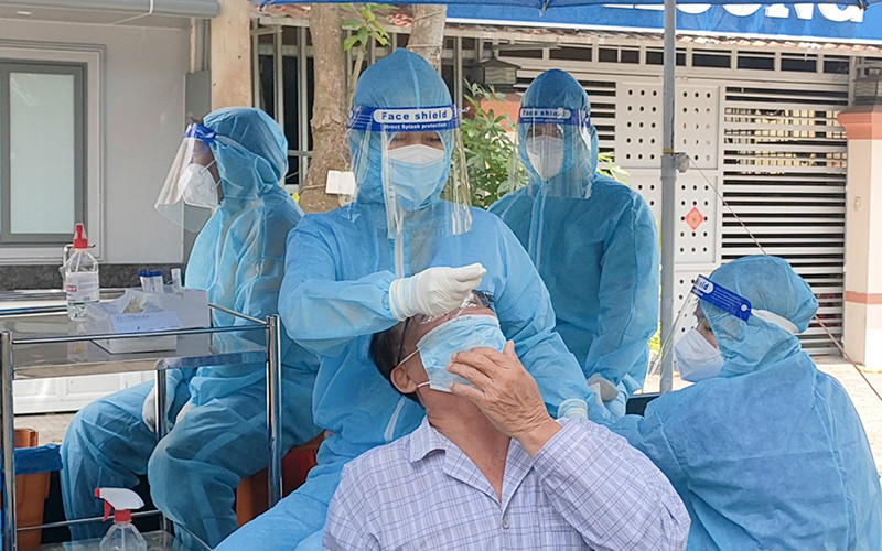 Thực hiện test sàng lọc cho người dân ở TP Cao Lãnh, tỉnh Đồng Tháp. (Ảnh tư liệu)