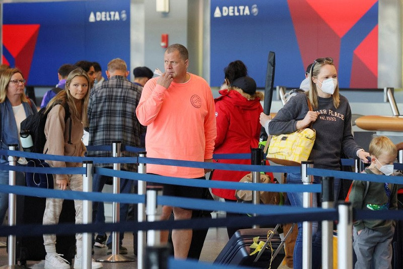 Hành khách tại sân bay quốc tế Logan ở Boston, Massachusetts, Mỹ, ngày 19/4/2022. (Ảnh: Reuters) Covid-19 là nguyên nhân gây tử vong cao thứ ba tại Mỹ trong năm 2021 -0