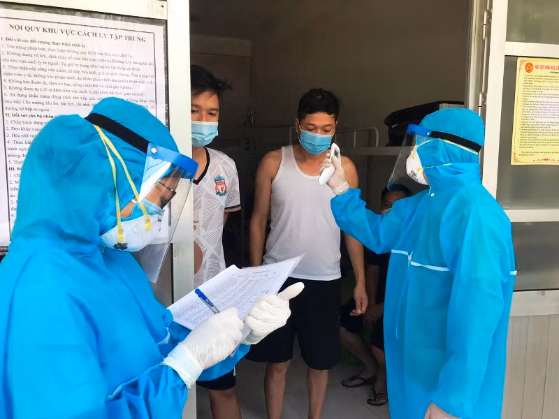 Nhân viên y tế kiểm tra sức khỏe các trường hợp phải cách ly tập trung tại ký túc xá Đại học Hải Dương.