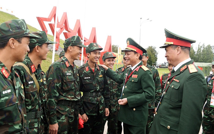 Trung tướng Ngô Minh Tiến, Phó Tổng Tham mưu trưởng QĐND Việt Nam chúc mừng, động viên các tuyển thủ đã hoàn thành phần thi đấu. Army Games 2020: Đội tuyển xe tăng Việt Nam đứng thứ nhất lượt đầu thi đấu -0