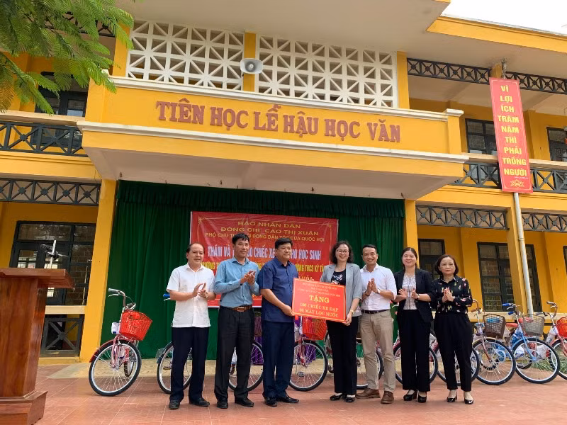 Đồng chí Cao Thị Xuân, Phó Chủ tịch Hội đồng Dân tộc của Quốc hội cùng đoàn công tác tại lễ trao tặng.