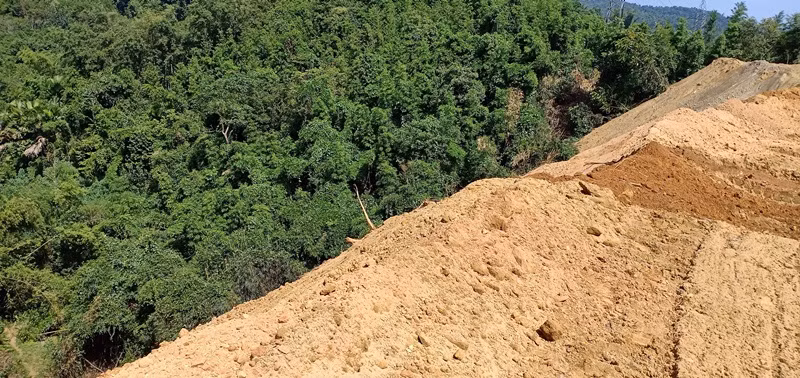 Thấp thỏm lo âu dưới chân bãi đổ đất -0