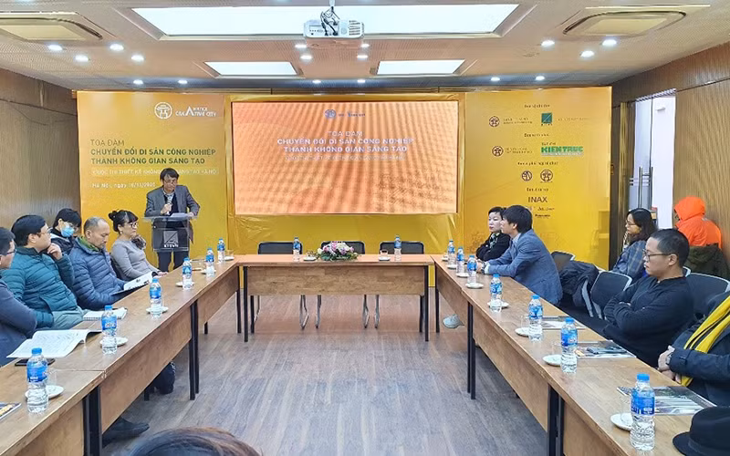 Các chuyên gia trao đổi về tiềm năng phát triển không gian sáng tạo của Hà Nội từ những nhà máy, xí nghiệp cũ.